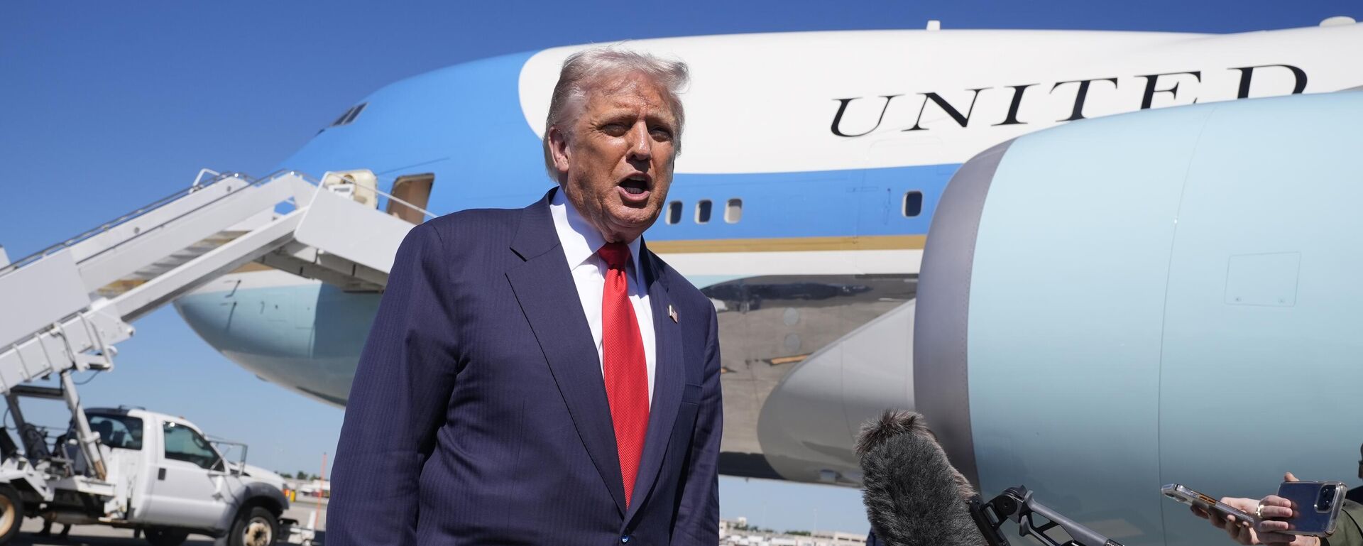 Дональд Трамп общается с прессой после прибытия в международный аэропорт Палм-Бич 31 октября 2025 года. - Sputnik Тоҷикистон, 1920, 01.11.2025