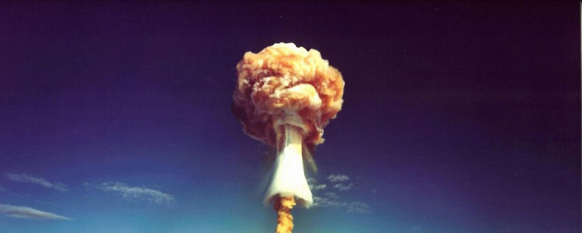 Грибовидное облако после взрыва французской атомной бомбы над атоллом Муруроа, также известным как Аопуни. 1971 год - Sputnik Тоҷикистон, 1920, 02.11.2025