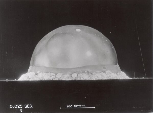 Тасвире, ки бо номи &quot;0.025 сония&quot; аз аввалин озмоиши ҳастаӣ бо номи рамзии &quot;Тринити&quot;, ки тақрибан соли 1945 дар Лабораторияи миллии Лос Аламос дар Аламогордо, Ню Мексико гузаронида шудааст, нишонгузорӣ шуд.  - Sputnik Тоҷикистон