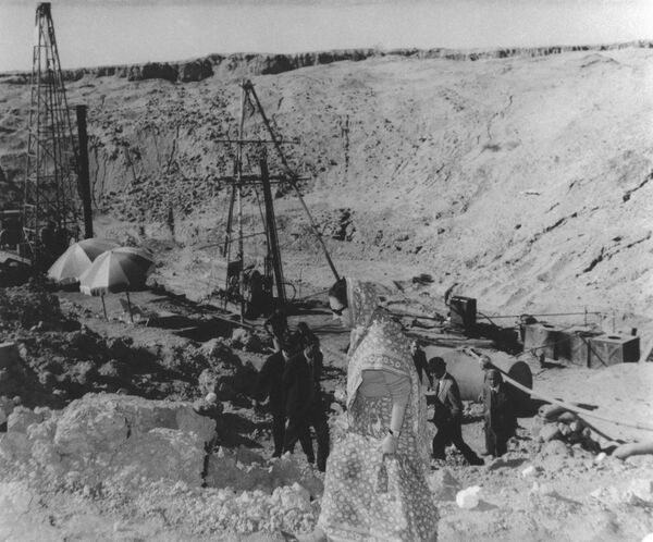Сарвазири Ҳиндустон Индира Ганди аз озмоишгоҳи Покҳран дар Раҷастон, Ҳиндустон, 12 декабри соли 1974 боздид мекунад. Аввалин озмоиши ҳастаии Ҳиндустон, ки рамзии он &quot;Буддои табассумкунанда&quot; буд, 18 майи соли 1974 дар ин макон гузаронида шуд. - Sputnik Тоҷикистон