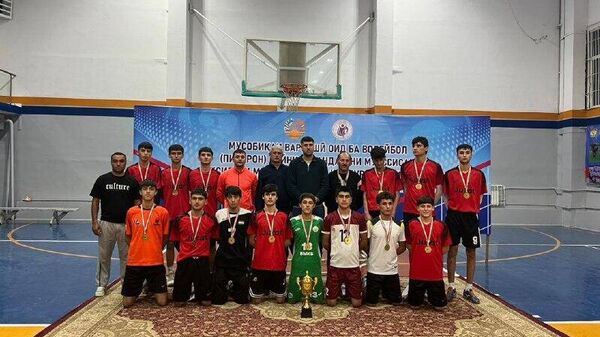 Раиси ВМКБ ва президенти Федератсияи волейбол Алишер Мирзонабот варзишкоронро бо пирӯзӣ муборакбод гуфт - Sputnik Тоҷикистон