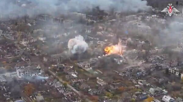 Нерӯҳои Русия бо истифода аз бомбаҳои ҳавоии ФАБ-500 макони муваққатии нерӯҳои Украинаро дар маҳаллаи Родинскоеи Донетск нобуд карданд, - Вазорати дифои Русия - Sputnik Тоҷикистон