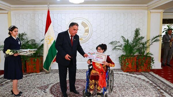 Раҷаббой Аҳмадзода ба бонувони ҳунарманд грант дод - Sputnik Тоҷикистон