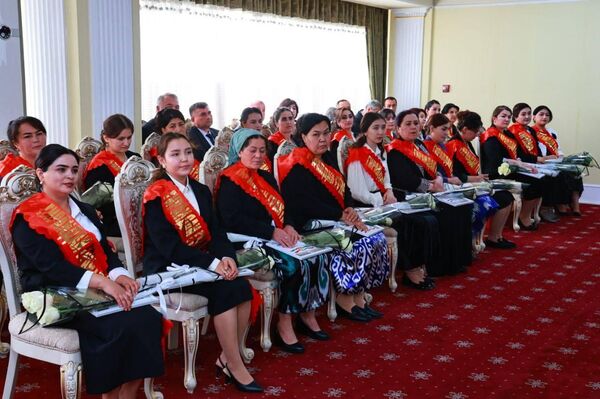 Раҷаббой Аҳмадзода ба бонувони ҳунарманд грант дод - Sputnik Тоҷикистон