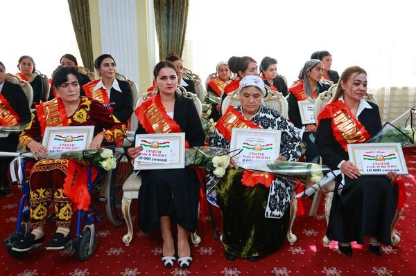 Раҷаббой Аҳмадзода ба бонувони ҳунарманд грант дод - Sputnik Тоҷикистон