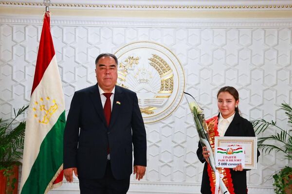 Раҷаббой Аҳмадзода ба бонувони ҳунарманд грант дод - Sputnik Тоҷикистон