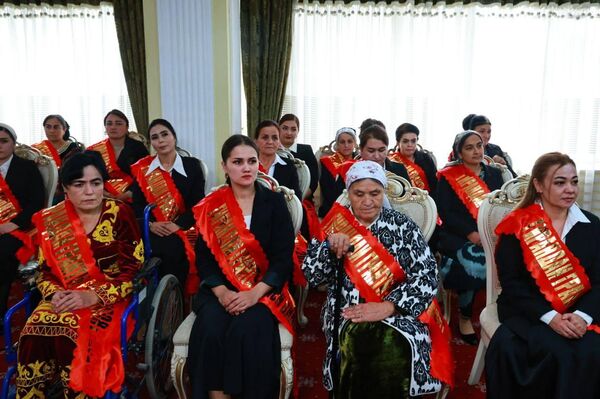 Раҷаббой Аҳмадзода ба бонувони ҳунарманд грант дод - Sputnik Тоҷикистон