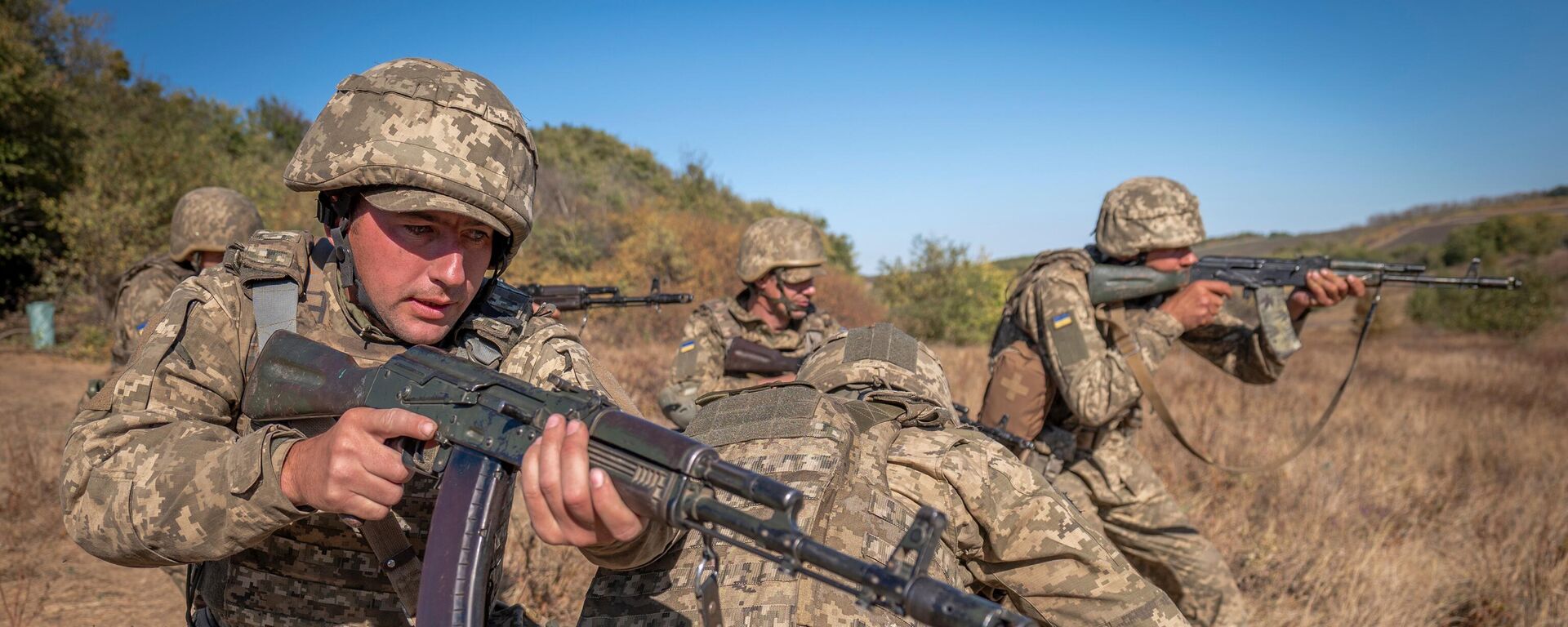 Украинские солдаты 66-й бригады принимают участие в учениях в Донецкой области, Украина, 25 сентября 2025 года. - Sputnik Таджикистан, 1920, 04.11.2025