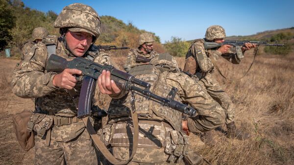 Украинские солдаты 66-й бригады принимают участие в учениях в Донецкой области, Украина, 25 сентября 2025 года. - Sputnik Таджикистан