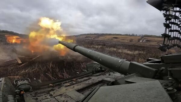 Экипажи Т-72Б3М отрабатывают тактику танкового боя в зоне СВО (видео) - Sputnik Таджикистан