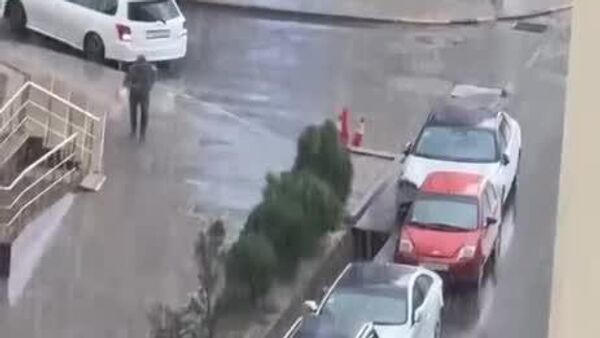 Пока в горных районах Таджикистана валит снег, Душанбе заливает дождем с градом - подписчики @SputnikТj присылают видео из города - Sputnik Таджикистан