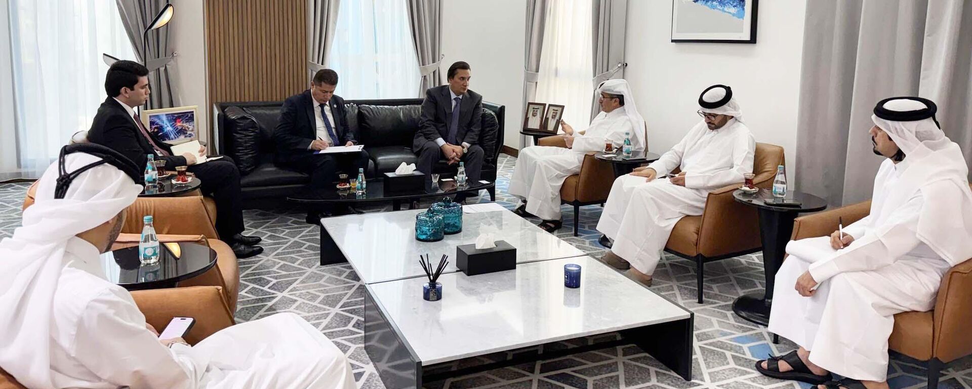 Встреча директора Агентства гражданской авиации при Правительстве Республики Таджикистан Назарзода Хабибулло Темура с генеральным директором Управления гражданской авиации Государства Катар Мухаммадом Фалехом Аль Хаджри - Sputnik Таджикистан, 1920, 05.11.2025