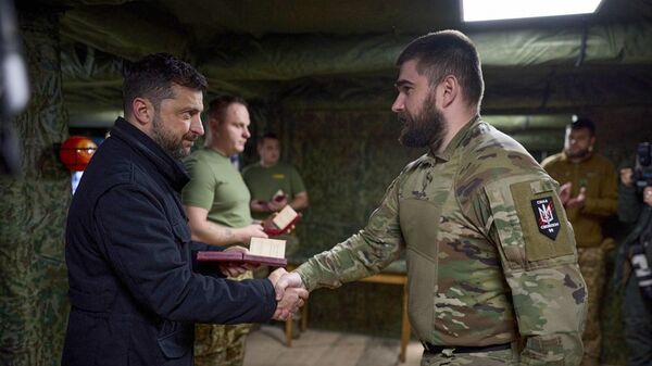 Владимир Зеленский награждает военнослужащих в районе прифронтового города Покровск, Донецкая область, Украина, 4 ноября 2025 года. - Sputnik Таджикистан