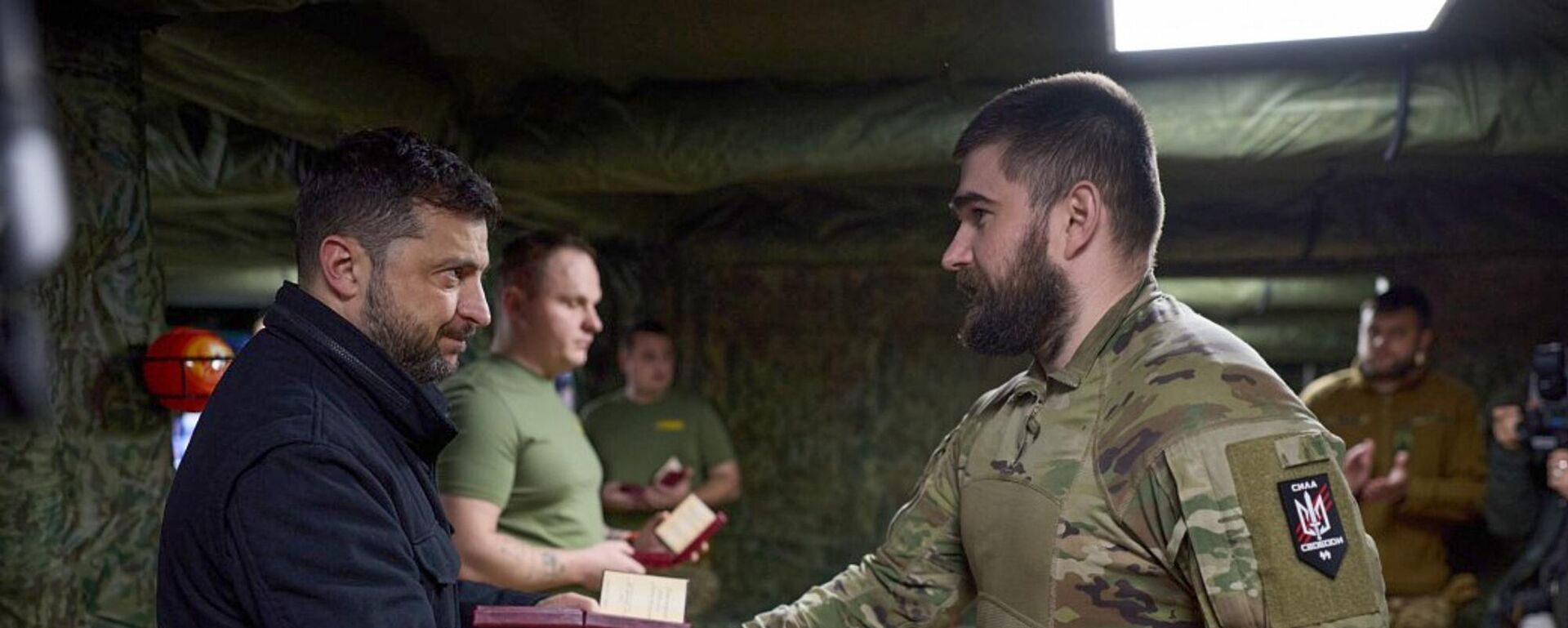 Владимир Зеленский награждает военнослужащих в районе прифронтового города Покровск, Донецкая область, Украина, 4 ноября 2025 года.  - Sputnik Тоҷикистон, 1920, 05.11.2025