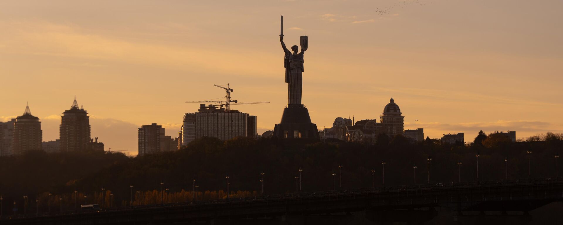 Монумент Родина-мать в Киеве в воскресенье, 26 октября 2025 года. - Sputnik Таджикистан, 1920, 06.11.2025