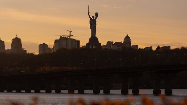 Монумент Родина-мать в Киеве в воскресенье, 26 октября 2025 года. - Sputnik Таджикистан