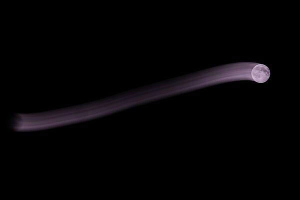 Моҳи обӣ дар осмон дар наздикии Реҷо Эмилия дар Роло, Италия. Моҳи обӣ дар осмон дар наздикии Реҷо Эмилия дар Роло, Италия. - Sputnik Тоҷикистон