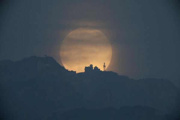 Моҳи обӣ дар болои кӯҳи Тайшан, Чин. Моҳи обӣ дар болои кӯҳи Тайшан, Чин. - Sputnik Тоҷикистон