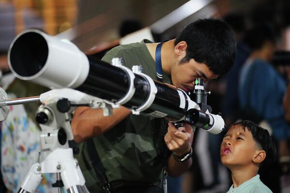 Меҳмонон тулӯи моҳро дар осмоннамои Ҷакартаи Индонезия тамошо доранд. Меҳмонон тулӯи моҳро дар осмоннамои Ҷакартаи Индонезия тамошо доранд. - Sputnik Тоҷикистон