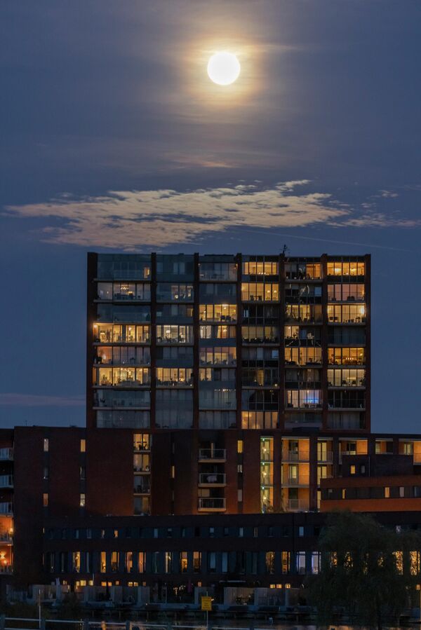 Моҳи обӣ дар болои Эйндховен, Нидерландия. Моҳи обӣ дар болои Эйндховен, Нидерландия. - Sputnik Тоҷикистон