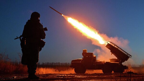 Боевая работа РСЗО Град группировки войск Центр в зоне СВО  - Sputnik Таджикистан