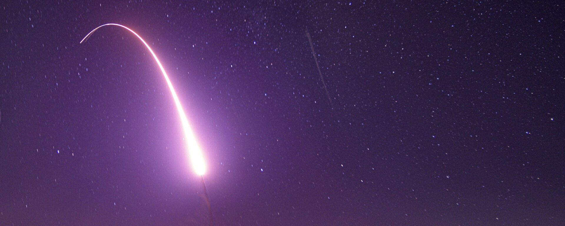 Пуск американской межконтинентальной баллистической ракеты Minuteman III - Sputnik Таджикистан, 1920, 07.11.2025