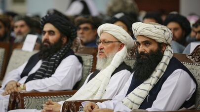 Министр внутренних дел Талибана Сираджуддин Хаккани (справа) принимает участие во встрече делегатов Талибана со всей страны, посвященной четвертой годовщине вывода войск США и начала правления Талибана, в зале Лойя Джирга в Кабуле, Афганистан, в пятницу, 15 августа 2025 года.