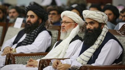 Министр внутренних дел Талибана Сираджуддин Хаккани (справа) принимает участие во встрече делегатов Талибана со всей страны, посвященной четвертой годовщине вывода войск США и начала правления Талибана, в зале Лойя Джирга в Кабуле, Афганистан, в пятницу, 15 августа 2025 года.