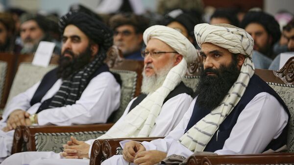 Министр внутренних дел Талибана Сираджуддин Хаккани (справа) принимает участие во встрече делегатов Талибана со всей страны, посвященной четвертой годовщине вывода войск США. Архивное фото - Sputnik Таджикистан