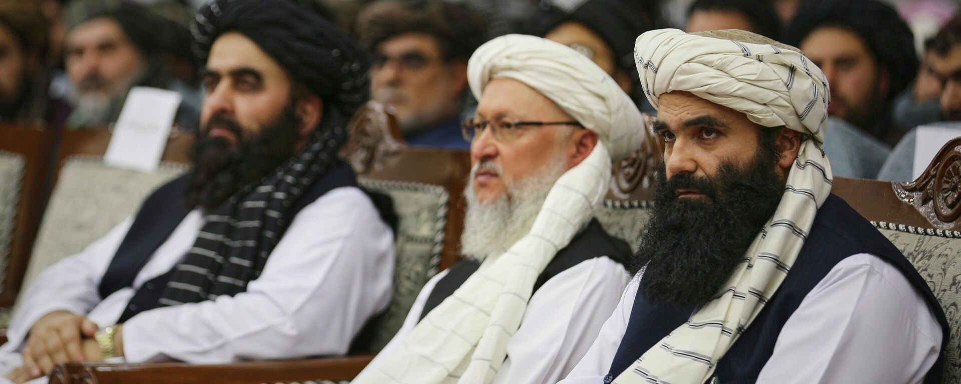 Министр внутренних дел Талибана Сираджуддин Хаккани (справа) принимает участие во встрече делегатов Талибана со всей страны, посвященной четвертой годовщине вывода войск США. Архивное фото - Sputnik Таджикистан, 1920, 06.11.2025