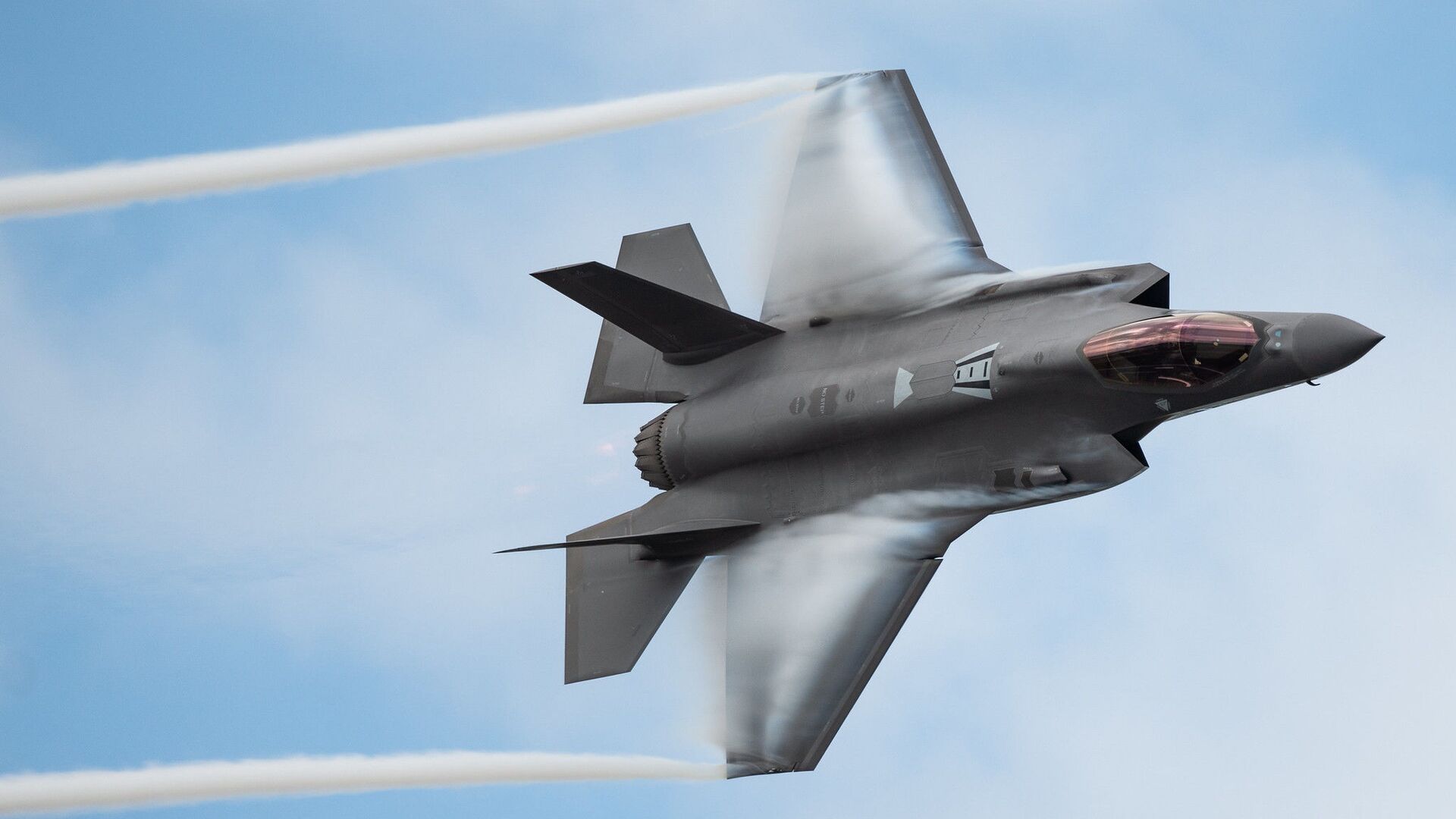 Американский истребитель F-35 в небе Американский истребитель F-35 в небе - Sputnik Таджикистан, 1920, 07.11.2025