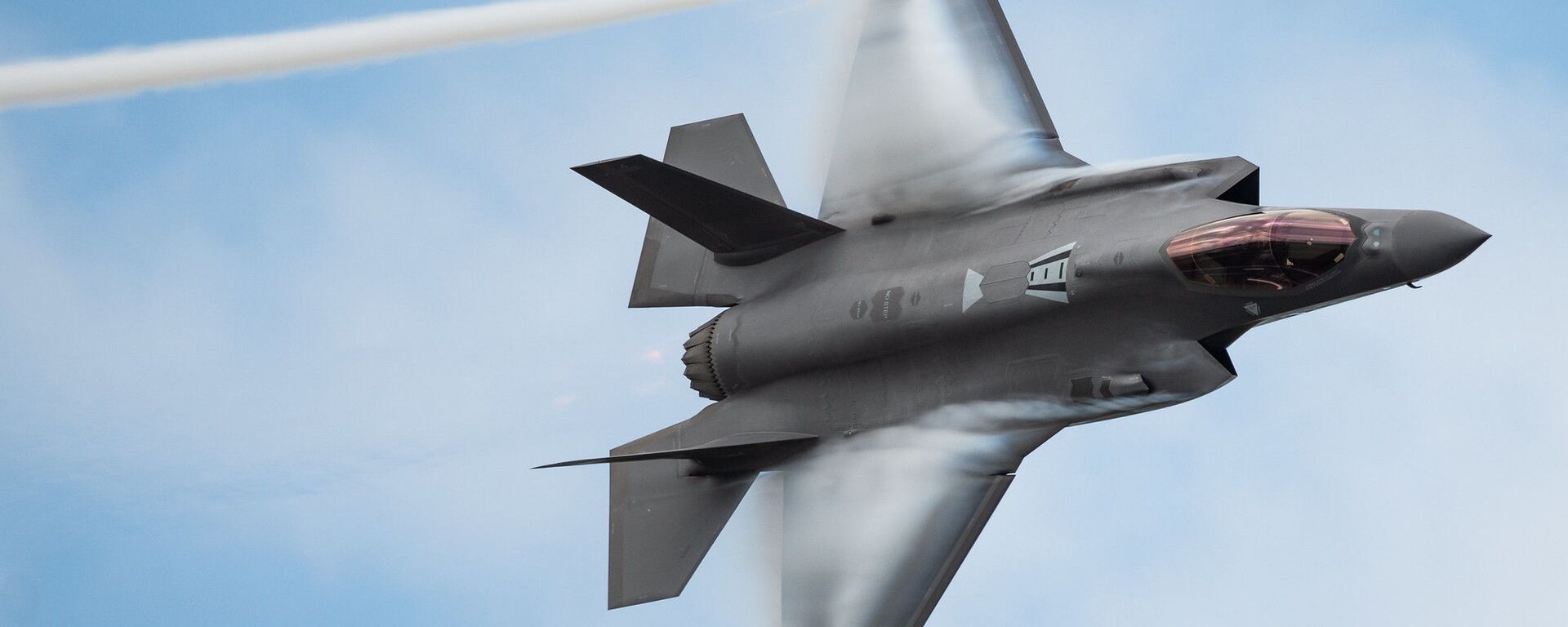 Американский истребитель F-35 в небе  - Sputnik Таджикистан, 1920, 07.11.2025