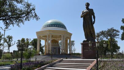 Мавзолей и памятник поэту Камолу Худжанди в городе Худжанд.