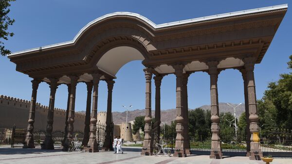 Арка на входе в парк имени Камола Худжанди в городе Худжанд. - Sputnik Таджикистан