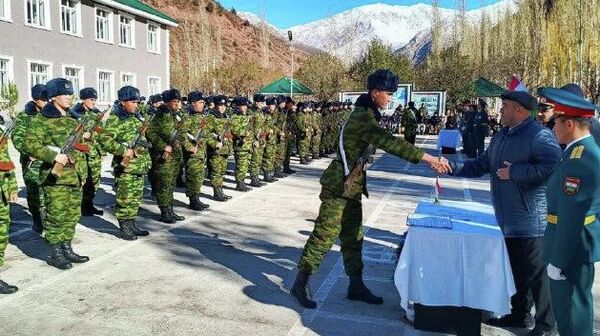 Дар 46 боғҳои фарҳангӣ – фароғатӣ ва қисмҳои низомии шаҳру ноҳияҳои кишвар бо иштироки масъулин ва бо ҷалби волидони наваскарону ҷавонони синни даъватӣ дар фазои тантанавӣ маросими савгандёдкунии наваскарон баргузор гардид - Sputnik Тоҷикистон