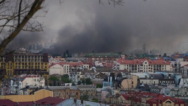 Последствия ракетной атаки с применением беспилотников в Киеве. Архивное фото - Sputnik Таджикистан