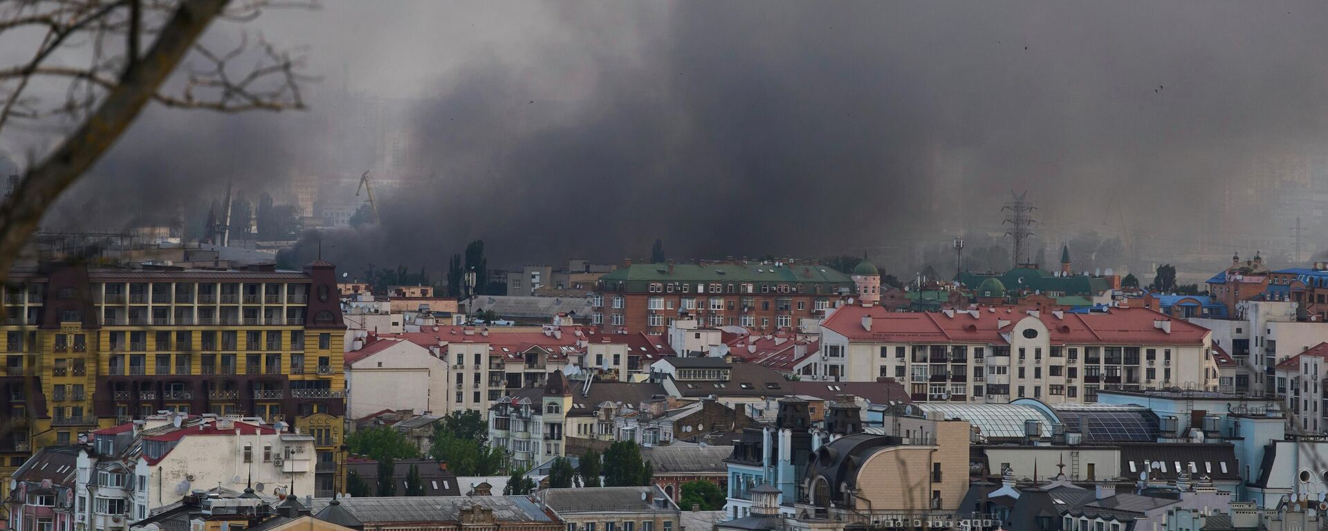 Последствия ракетной атаки с применением беспилотников в Киеве. Архивное фото - Sputnik Таджикистан, 1920, 10.11.2025