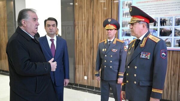 Президент Республики Таджикистан Эмомали Рахмон и Председатель Маджлиси милли Маджлиси Оли Республики Таджикистан, Председатель города Душанбе Рустам Эмомали  ввели в эксплуатацию новое здание ОВД-1 - Sputnik Тоҷикистон