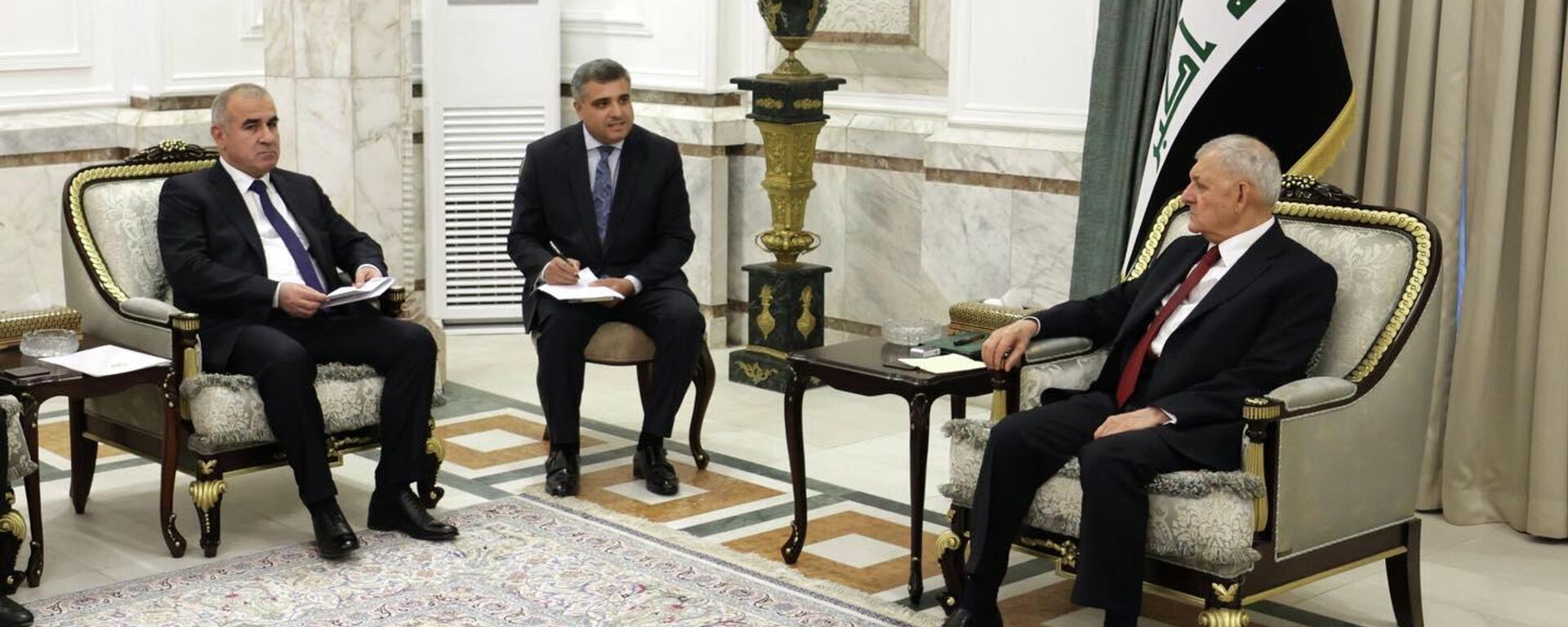 Встреча президента Ирака Абдула Латифа Рашида и советника по национальной безопасности Таджикистана Юсуфа Рахмона Ахмадзода - Sputnik Тоҷикистон, 1920, 10.11.2025