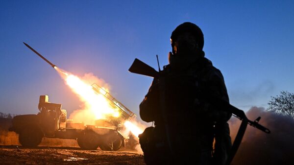 Боевая работа РСЗО Град группировок войск Центр - Sputnik Таджикистан