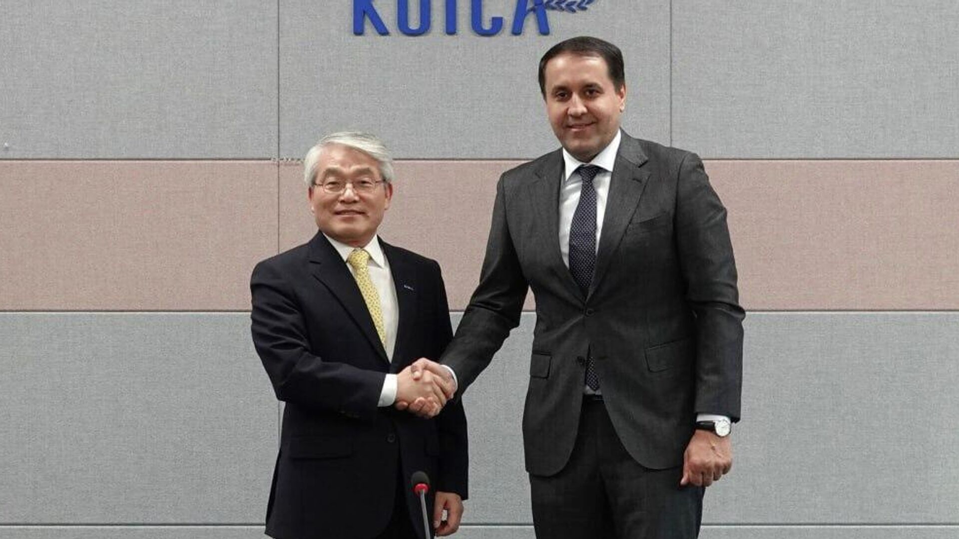 Встреча директора Агентства инноваций и цифровых технологий Хуршеда Мирзо с Хон Сок-хва, вице-президентом Корейского агентства по международному сотрудничества - Sputnik Тоҷикистон, 1920, 12.11.2025