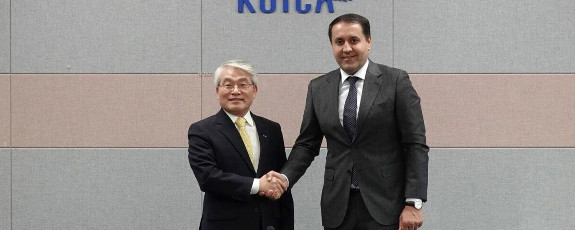 Встреча директора Агентства инноваций и цифровых технологий Хуршеда Мирзо с Хон Сок-хва, вице-президентом Корейского агентства по международному сотрудничества - Sputnik Таджикистан, 1920, 12.11.2025