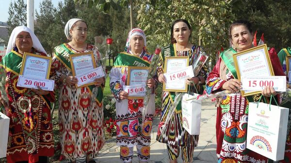 Тақдими гантҳо ба бонувони вилояти Хатлон - Sputnik Тоҷикистон