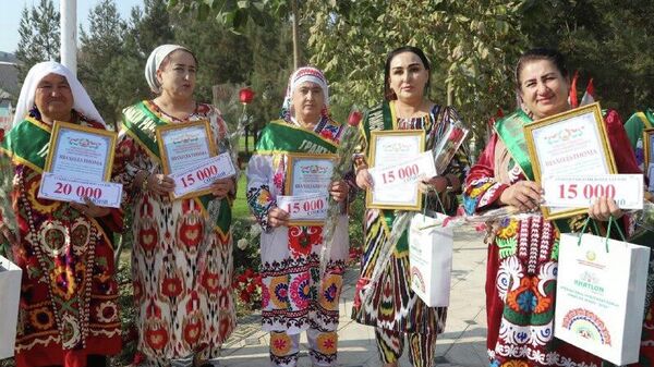 Раиси вилояти Хатлон ба 14 зани соҳибкор грант дод - Sputnik Тоҷикистон