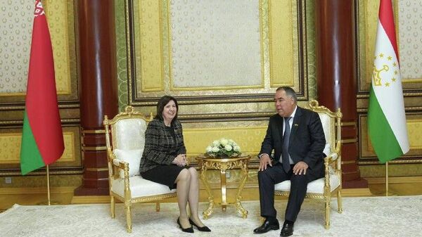 Также в эти минуты в Душанбе для участия в мероприятиях МПА СНГ прибыла делегация Беларуси во главе со спикером парламента Натальей Кочановой - Sputnik Таджикистан