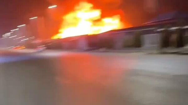 Судя по кадрам от подписчиков @SputnikTj, горят не центральные павильоны городского базара, а вещевые ряды ниже по проспекту Рудаки - Sputnik Таджикистан