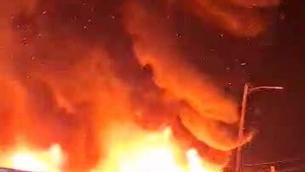 Судя по кадрам от подписчиков @SputnikTj, горят не центральные павильоны городского базара, а вещевые ряды ниже по проспекту Рудаки - Sputnik Таджикистан