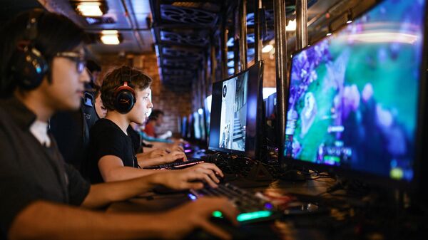 Посетители в компьютерном клубе. Иллюстративное фото - Sputnik Таджикистан