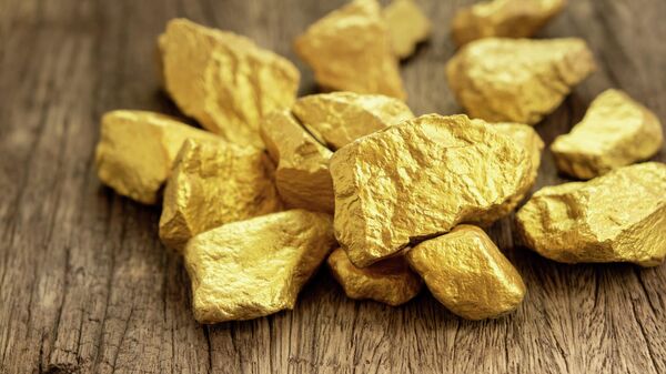 Золотая руда на деревянном фоне - Sputnik Таджикистан
