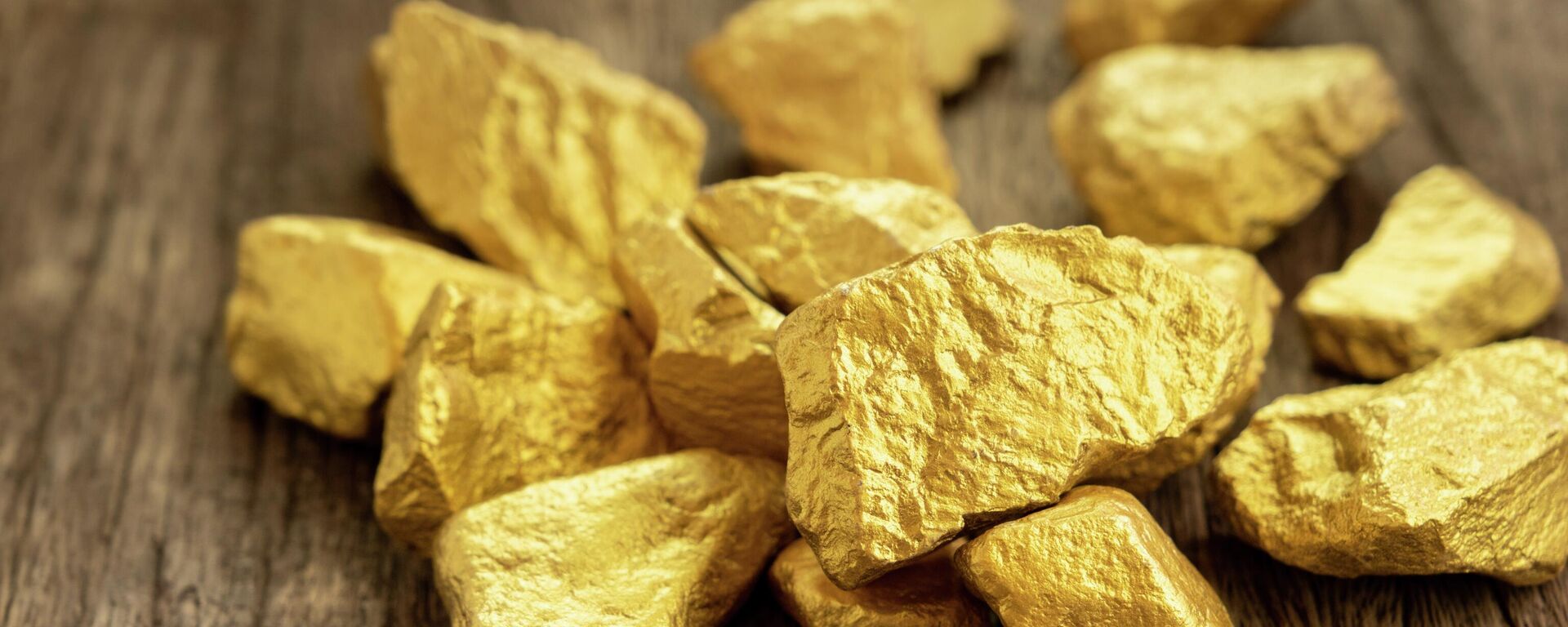 Золотая руда на деревянном фоне - Sputnik Таджикистан, 1920, 13.11.2025